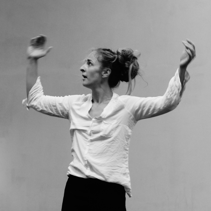 Astrid Le Jeune, professeur de danse contemporaine, en train de danser